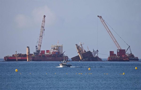 Gibraltar pone en marcha el izado del casco del buque OS35, hundido desde agosto de 2022