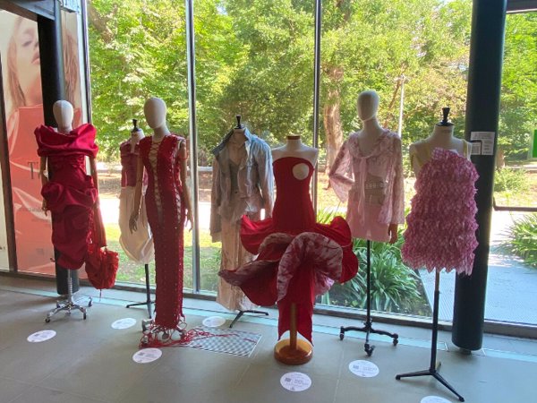 El Retiro se convierte en pasarela de jóvenes promesas de la moda a través de 'Talent Lab CSDMM-UPM'