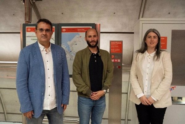 Metro Bilbao implanta en sus estaciones dos nuevas medidas para mejorar la accesibilidad de personas sordas y ciegas