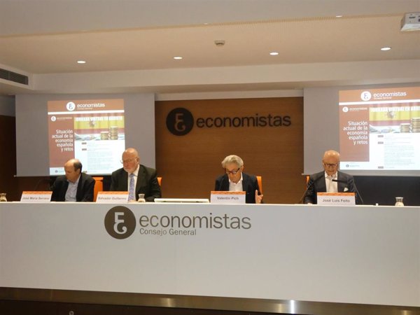 Los economistas defienden aumentar los impuestos indirectos y medioambientales y bajar los impuestos directos