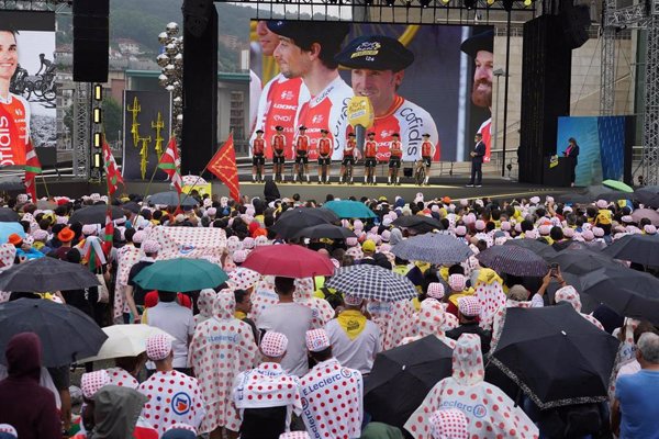 Miles de personas abarrotan la explanada del Guggenheim en la presentación de los equipos del Tour