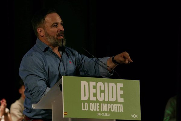 Abascal acusa a Feijóo de crearle un 