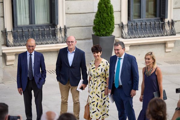 Los cinco diputados y cuatro senadores electos del PNV recogen sus actas en las Cortes Generales