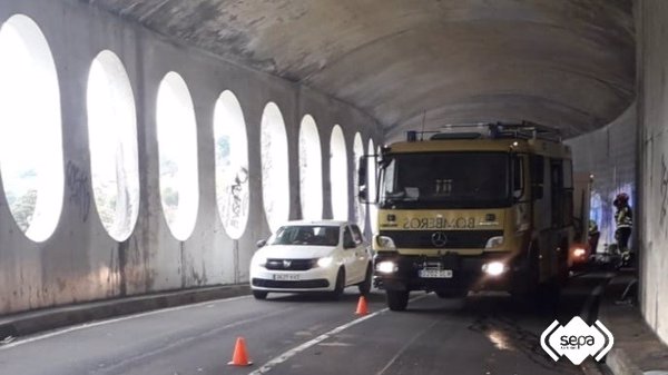Un motorista fallecido y otro herido en un accidente múltiple en el falso túnel de Las Estazadas, en Cabrales (Asturias)