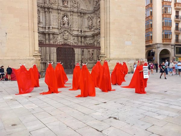 Activistas semidesnudos exigen 