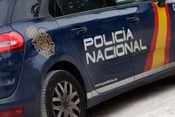 Un grupo de más cien jóvenes lanza huevos, basura e increpa a estudiantes de la residencia Damià Bonet en Valencia