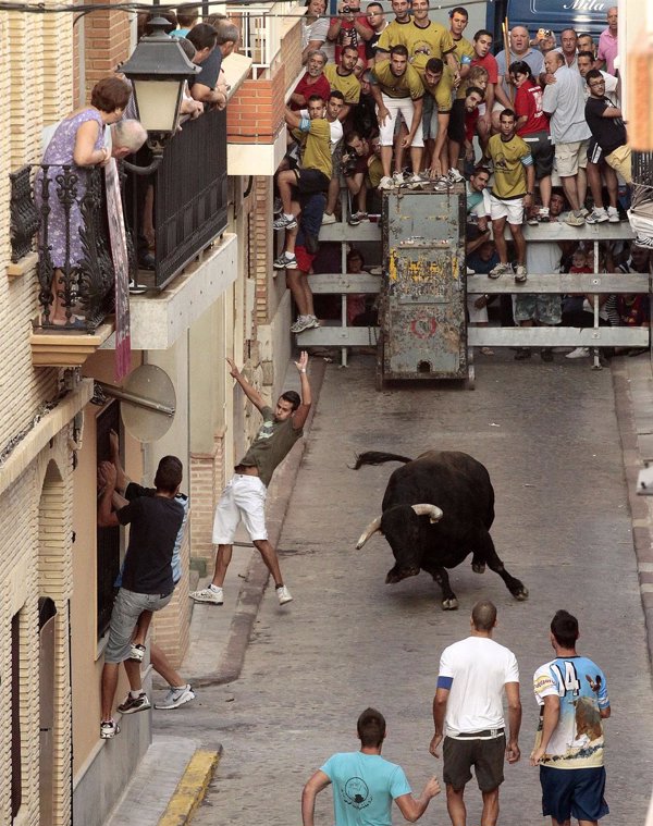 Fallece un hombre por una herida por asta de toro en los bous al carrer de la Pobla de Farnals