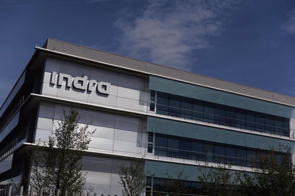 Indra lanzará este martes un programa de recompra de acciones para atender la emisión de bonos convertibles