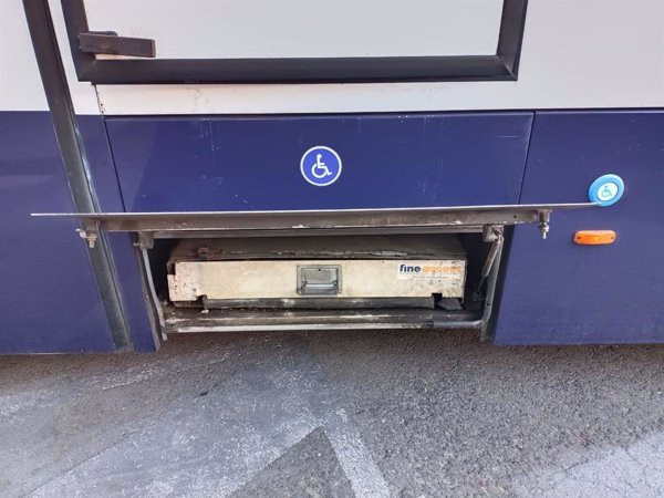 Un alumno en silla de ruedas y su madre, heridos al fallar la rampa de un autobús escolar en Valencia