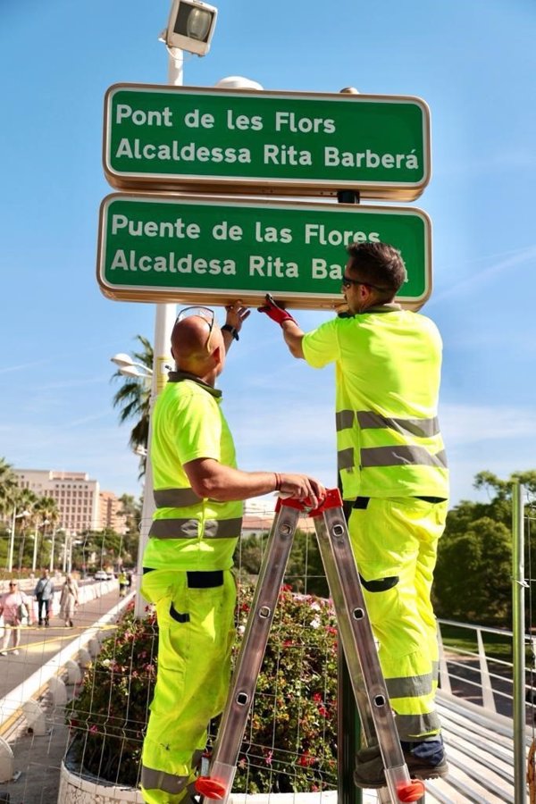El Puente de las Flores de Valencia ya luce el nombre de Rita Barberá