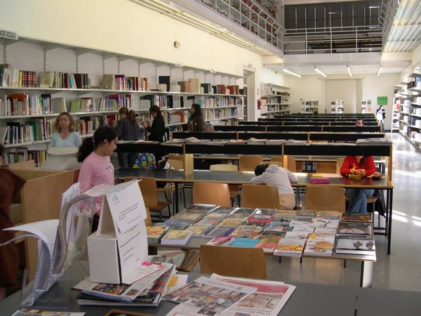 Compromís presentará una iniciativa para garantizar libros infantiles y juveniles sobre diversidad en las bibliotecas