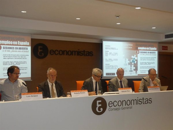 Los economistas sugieren rebajar cotizaciones para seguir subiendo el SMI sin perjudicar la creación de empleo