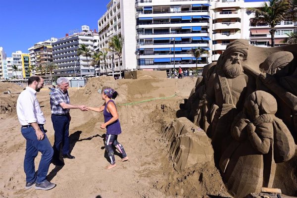 El Belén de Arena de Las Palmas de Gran Canaria inicia su modelado de la mano de nueve escultores de cinco países