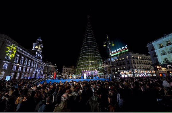 Madrid se viste de Navidad para celebrar el puente de la Constitución con gran afluencia de visitantes