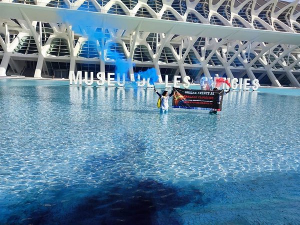 Activistas vierten pintura negra en un estanque de la Ciudad de las Artes para denunciar fracaso de la COP28