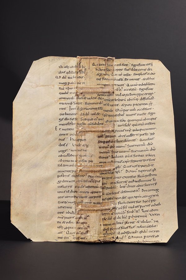 El reciclaje del siglo XI: la UV expone un manuscrito de hace casi 1.000 años que se utilizó para encuadernar otro libro