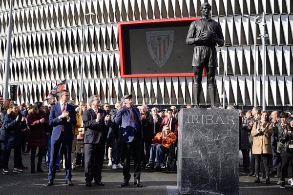 El Athletic Club inaugura la estatua de homenaje a Iribar en San Mamés