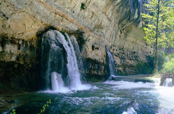 Sumar pregunta al Gobierno si se plantea prohibir la extracción ilimitada de agua mineral de los manantiales por sequía