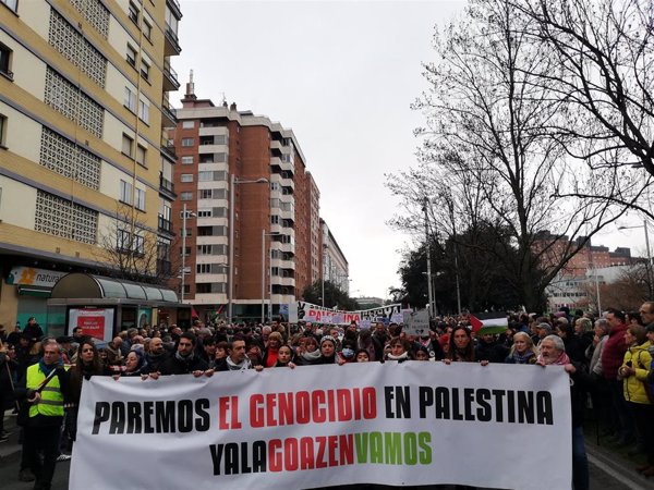 Miles de personas apoyan en Pamplona al pueblo palestino y exigen parar