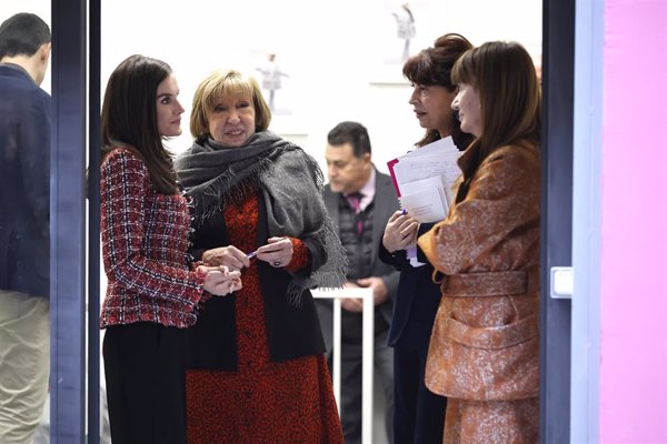 La Reina Letizia visita la sede de APRAM, que destaca la necesidad de mecanismos de detección de víctimas de trata