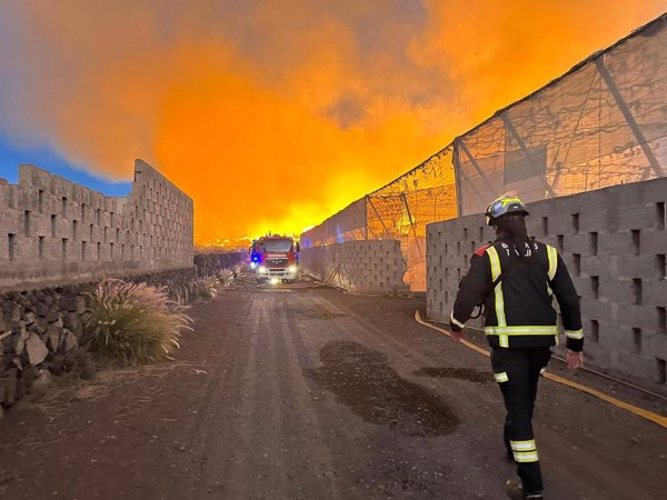 La extinción del incendio de planta de compostaje de Arona (Tenerife) se prolongará varios días