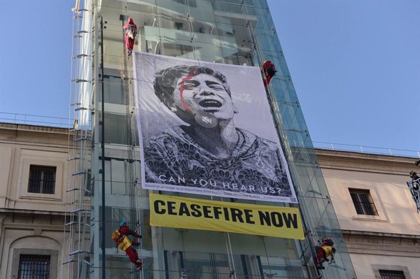 Greenpeace cuelga una pancarta en el Museo de Arte Reina Sofía pidiendo un