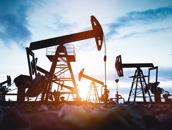 El posible impacto geopolítico en el precio del petróleo este año podría mitigarse por excedentes de oferta