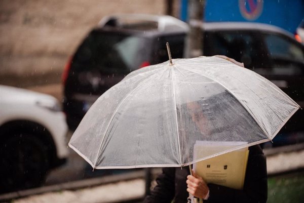 La AEMET avisa por vientos de 100 km/h, temporal marítimo y lluvia por la llegada mañana de la borrasca 'Karlotta'