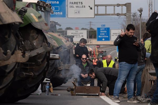 Los agricultores prevén mantener los cortes en las carreteras catalanas durante la noche