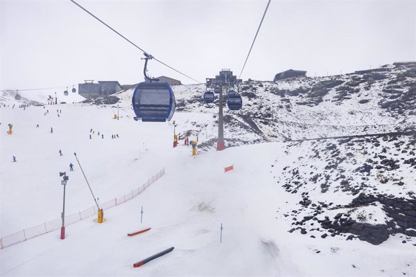 Una corriente de barro inunda varias pistas en Sierra Nevada y obliga a salir a los usuarios