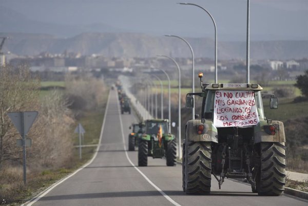 Cortes en la autovía A-23, a la altura Calamocha (Teruel), por una tractorada