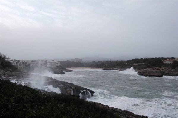 Viento, olas y nieblas activan mañana los avisos en tres provincias, en una jornada con máximas por encima de lo normal
