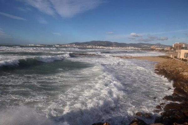 Localizan el cadáver de un hombre flotando en el mar, en Palma de Mallorca