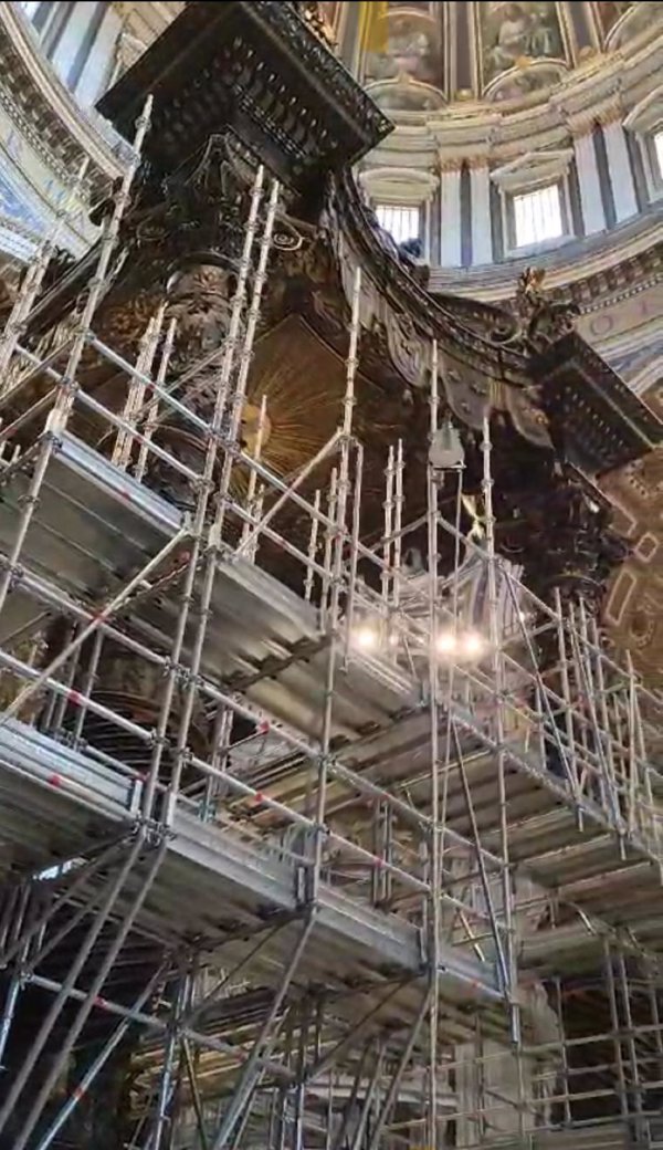 El Vaticano empieza a embellecer el baldaquino de Bernini de San Pedro de cara al Jubileo de 2025