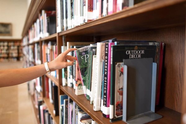 Bibliotecarios españoles se oponen a la PNL de Vox en Les Corts y responden que son espacios 