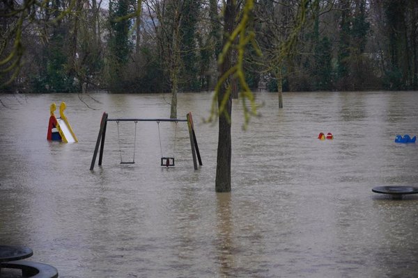 Las inundaciones obligan a cerrar varias carreteras de la Vitoria-Gasteiz y de los pueblos de su entorno