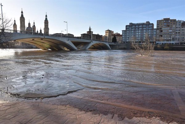 El caudal del Ebro a su paso por Zaragoza empieza a bajar tras alcanzar 1.633 metros cúbicos