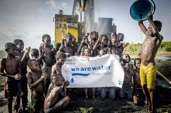 Fundación We Are Water facilitó acceso a agua, saneamiento e higiene a más de 95.000 personas en 2023 en África e India