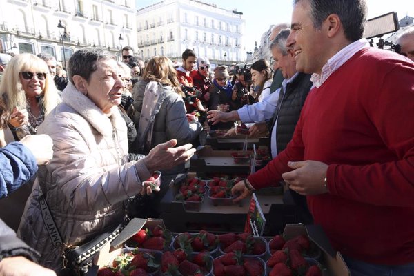 UPA reparte 2.000 tarrinas de fresas en la Puerta del Sol de Madrid para reivindicar la calidad del producto