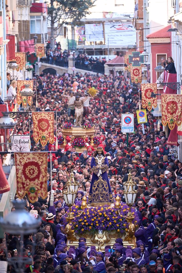 Miles de tamborileros y hermandades se fusionarán un año más este Miércoles Santo en Hellín (Albacete)