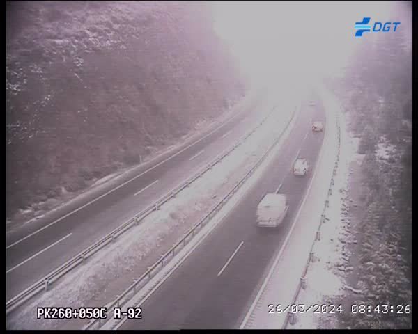 La nieve condiciona la circulación en la carretera de Sierra Nevada y en el Puerto de la Mora (Granada)