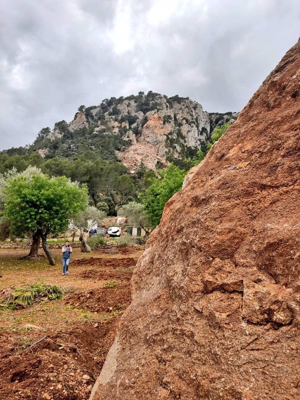 El desprendimiento de una roca de grandes dimensiones en Esporles (Mallorca) deja cinco viviendas inaccesibles