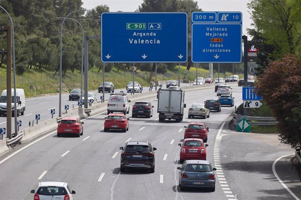 Retenciones en las principales carreteras valencianas en el inicio de la operación salida de Semana Santa