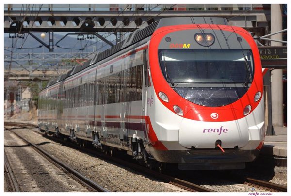 Renfe duplica las plazas de 15 trenes de Cercanías entre Murcia y Alicante para acudir al Bando de la Huerta