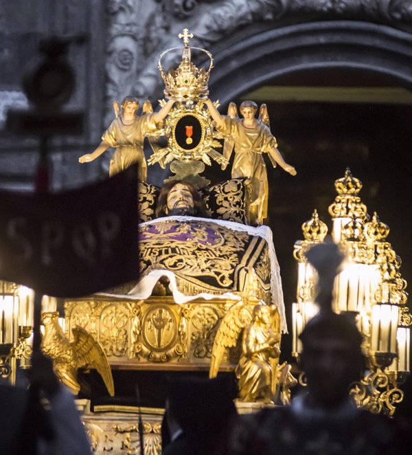 La procesion del Santo Entierro en Zaragoza, la más antigua y larga de España, congrega a las 25 cofradías
