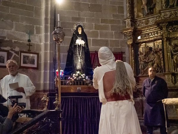 La lluvia obliga a los 'picaos' a flagerlarse en la iglesia de San Vicente (La Rioja)