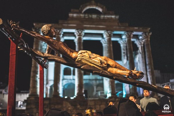 El Vía Crucis en Mérida se celebrará la próxima madrugada en la Concatedral y no en el Anfiteatro Romano