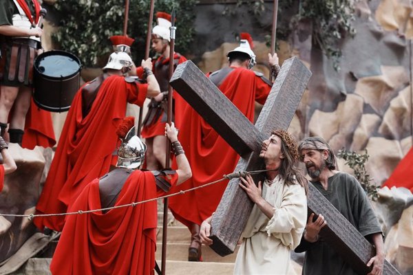 Miles de personas viven en directo el tradicional Via Crucis Viviente de Balmaseda (Vizcaya) este Viernes Santo