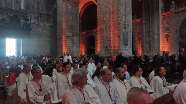 Cientos de personas presencian el Sermón de las Siete Palabras este Viernes Santo en la Catedral de Valladolid
