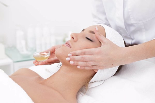 Expertos advierten sobre los peligros del uso no regulado de 'plasmapen' en tratamientos de la piel